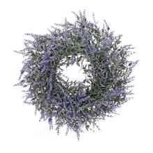 Zeleno-fialový veniec s umelými kvetmi.