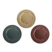 Sada plastových tanierov v troch farbách - zlatá, zelená a červená.