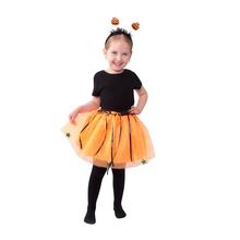 Detský kostým na Halloween s oranžovou tutu sukňou a čelenkou.