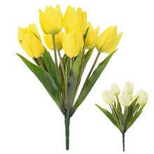 Kytica umelých tulipánov v žltej a bielej farbe.