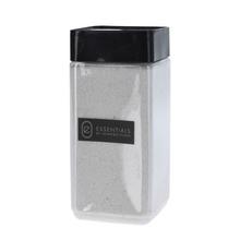 Biely dekoratívny piesok v plastovej nádobe.