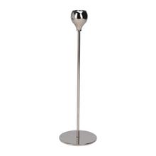 Strieborný svietnik na kónic svieč s výškou 30 cm.