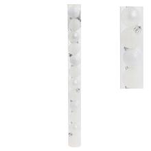 Biele lesklé vianočné gule v plastovom obale.