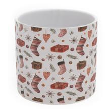 Vianočný obal na kvetináč s motívom darčekov a ponožiek.