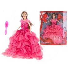 Bábika s kĺbmi a hrebeňom, oblečená v ružovej šaty.