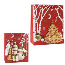 Vianočná darčeková taška s motívom stromčekov a snehu.