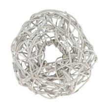 Veniec liana v bielej farbe s rozmermi 30x30 cm.