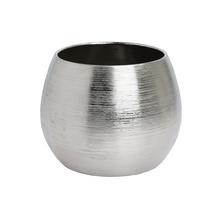 Strieborný keramický obal na kvetináče s hladkým povrchom.