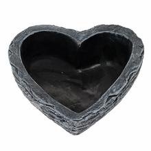 Cementový obal v tvare srdca, sivý, 20 cm.