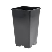 Čierny kontajner na rastliny s rozmermi 11x11x19 cm.