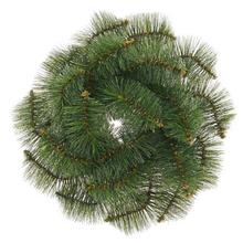 Umelý veniec z borovice s priemerom 20 cm.