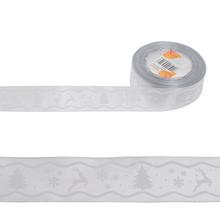 Strieborná saténová stuha s motívom soba a vianočných stromčekov.