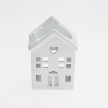 Biela aromalampa v tvare domčeka z porcelánu.
