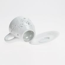 Aromalampa v tvare hrnčeka s kvetinovým vzorom, biela porcelánová.