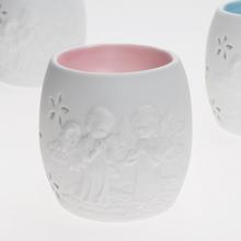 Aromalampa s anjelmi z porcelánu v bielo-modrej farbe.