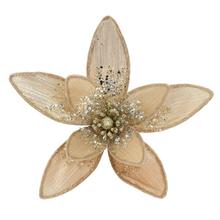 Umelá vianočná ruža v šampanskom na štipci.