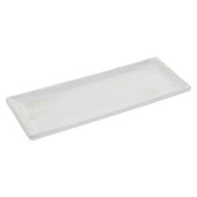 Biela drevená tácka s rozmermi 35x13x3,5 cm.