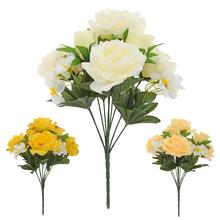 Kytica umelých ruží a drobných kvetov v mixe farieb.