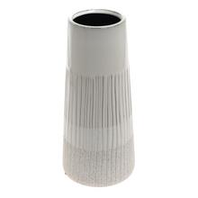 Biela keramická váza s textúrovaným povrchom.