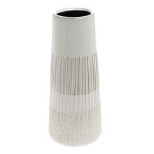 Biely keramický obal vázy s textúrovaným povrchom.