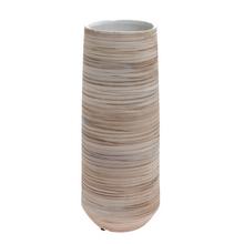 Keramická váza s pruhmi v krémovej farbe.