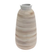 Keramická váza s pruhmi v krémovej farbe.