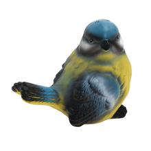 Keramický vtáčik v modro-žltých farbách.