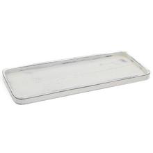 Biela drevená tácka s rozmermi 50x20x2,2 cm.