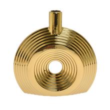 Zlatá keramická váza s prúžkovaným dizajnom.