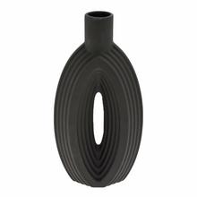 Čierna keramická váza s oválnym tvarom.