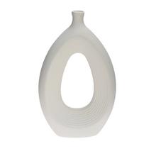 Biela keramická váza s moderným dizajnom.