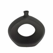 Čierna keramická váza s oválnym otvorom.