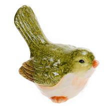 Keramický vtáčik v zelených a oranžových farbách.