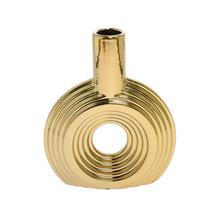 Zlatá keramická váza s okrúhlym tvarom a drážkami.