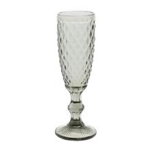 Šedý pohár z skla s dekoratívnym vzorom.