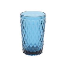 Modrý sklenený pohár s diamantovým vzorom.