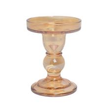 Zlatý sklenený svietnik s rozmermi 8,5x11 cm.