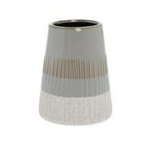 Šedobiela keramická váza s textúrovaným povrchom.