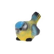 Keramický vtáčik v modro-žltých farbách.
