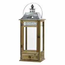 Hnedý lampáš s kovovým vrchom a sklenenými stenami.