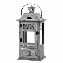 Šedý lampáš s dekoratívnymi prvkami a sklenenými oknami.