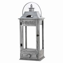 Šedý lampáš s dekoratívnym vrchom a sklenenými panelmi.