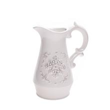 Biela keramická váza džbán s dekoratívnym vzorom.