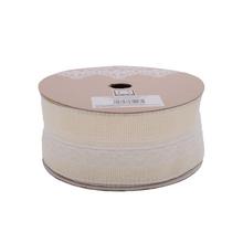 Biela a prírodná jutová stuha na rolke.