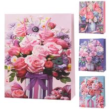 Darčeková taška s kyticou ružových kvetov.