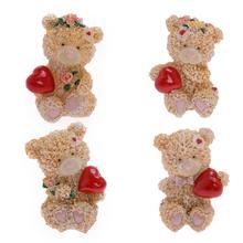 Keramický medvedík so srdiečkom a kvetinou.