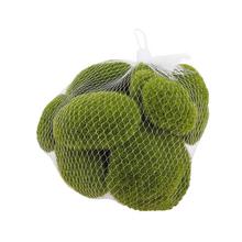 Zelené machové kamene v sieťke.