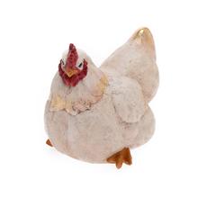 Biela a béžová dekoratívna sliepka.