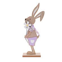 Drevený zajačik na podstavci s kvetom.