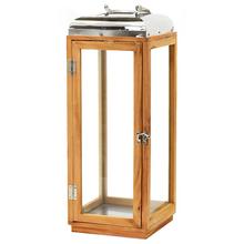 Hnedý lampáš z dreva a kovu s rozmermi 20x20x53 cm.